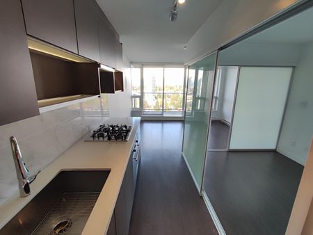 Park Avenue. One Bedroom Close to King George Skytrain Station - Photo 2