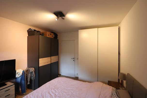 Een gerenoveerd appartement op de benedenverdieping rechts van de rechter ingang met terras en garage. - Photo 1