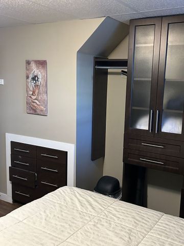 Furnished 2 Bedroom Lower in City Park - steps from the River - Photo 3