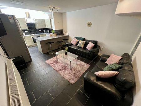 1 bedroom in a house share to rent - Photo 2