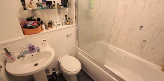 The Rowans, Woking, Surrey, GU22 - Photo 2