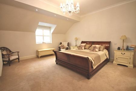 4 bedroom semi-detached house to rent - Photo 4