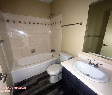 GREAT 3 BED, 1.5 BATH TOWNHOUSE IN NORTHEAST EDMONTON, RUNDLE HEIGH... - Photo 5