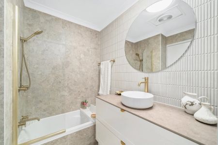 SPARKLING COASTAL TOWNHOUSE WITH CHÍC RENOVATED INTERIOR CONTACT JULIE SYKES 0438 050 110 - Photo 4