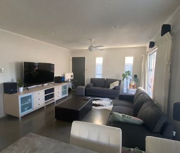 Charming 3BR Home in Bucklands Beach - Photo 3