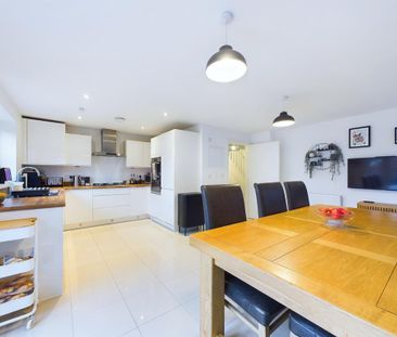 4 bedroom semi-detached house to rent - Photo 5