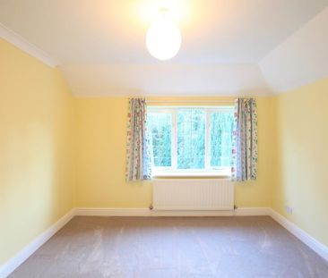 Grosvenor Road, Woking - 4 bedrooms Property for lettings - Seymours - Photo 1