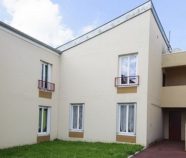 Appartement de Type 4 comprenant : un séjour, une cuisine, une salle de bain, 3 chambres et une loggia. - Photo 3