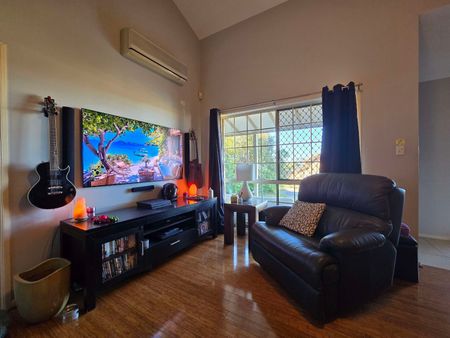 Helensvale - Photo 3