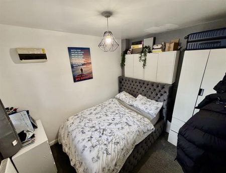 4 Bedroom Semi Detached To Let - Photo 3