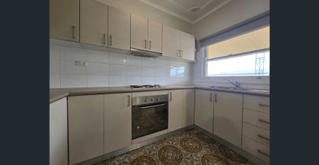 FANTASTIC THREE BEDROOM FAMILY HOME! - Photo 5