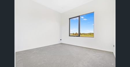 4 BEDROOM, THREE BATHROOM TOWNHOUSE - Photo 2