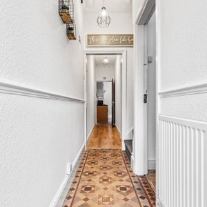 FANTASTIC LOCATION Room five - Photo 3