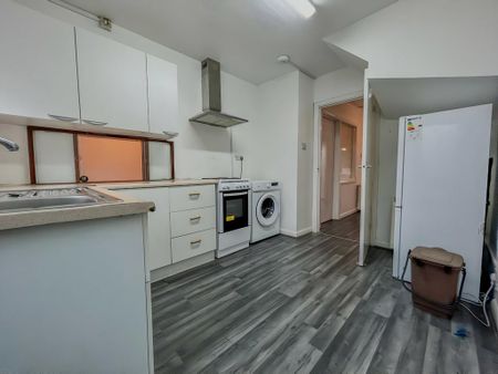 3 bedroom semi-detached house to rent - Photo 3