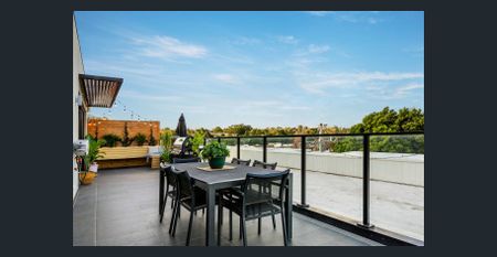 An Entertainer in a Prime Location Penthouse Living - Photo 4