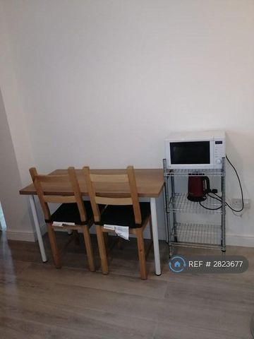 1 bedroom in a house share to rent - Photo 3