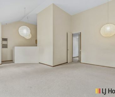 Bright & Charming Townhouse with Courtyard - Photo 2