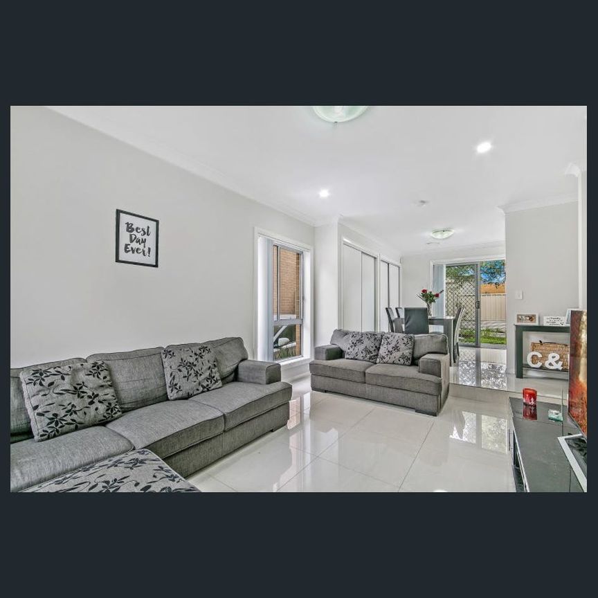 Modern 3 Bedroom Townhouses in prime location! - Photo 1