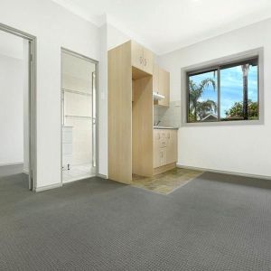 One bedroom unit in the centre of Wollongong! - Photo 2