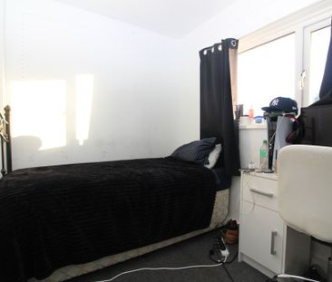 3 Bedroom Semi-Detached House - Photo 4