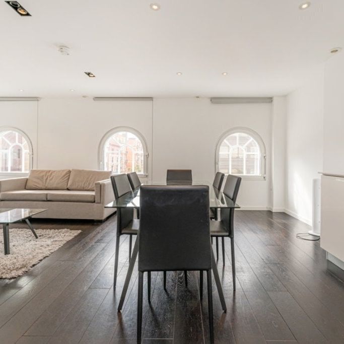 2 bedroom conversion flat with 1 reception and 2 bathrooms in 34 Paddington Street, W1U - Photo 1