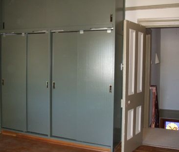 Charming Two Bedroom Terrace House! - Photo 6