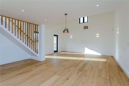 Stunning three bedroom barn-style property - Photo 4