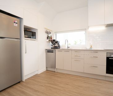 Modern Comfort one bedroom house in a Prime Glen Innes Location - Photo 2