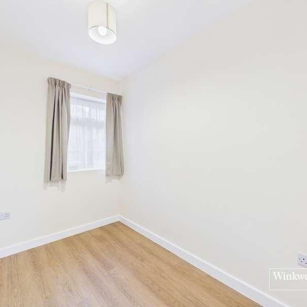 Broadfields Avenue, Edgware, HA8 - Photo 1