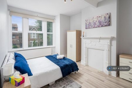 3 bedroom flat to rent - Photo 4