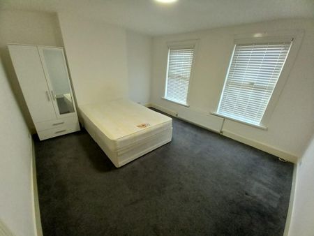 4 bedroom detached house to rent - Photo 4