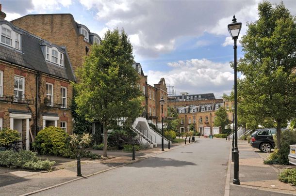 Modern 4 bedroom townhouse in a secure gated development, close to Hampstead Heath ponds, and overground station. - Photo 1
