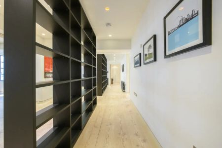 3 bedroom flat in London - Photo 3