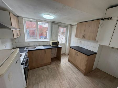1 bed Flat - To Let - Photo 3