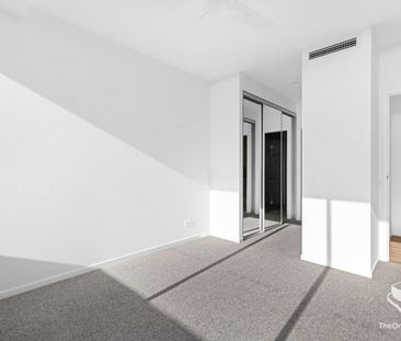 Ideally Located Modern Apartment With An Amazing View - Photo 4