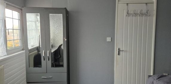 3 bedroom end of terrace house to rent - Photo 2