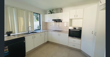 Spacious family home in Upper Coomera - Photo 3