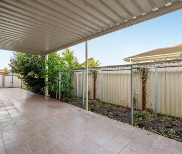 Modern Family Home with Split-System Air-Conditioning Throughout - Photo 5