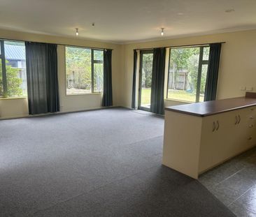 Large 2 bedroom, private home in Wakefield - Photo 3