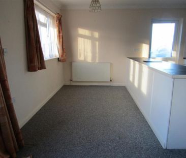 2 bedroom semi-detached bungalow to rent - Photo 2