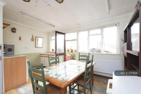 1 bedroom in a house share to rent - Photo 2