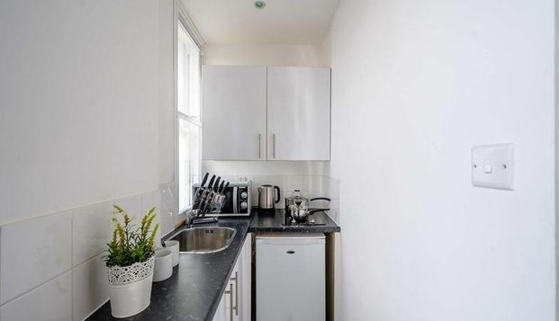 Studio to rent - Photo 1