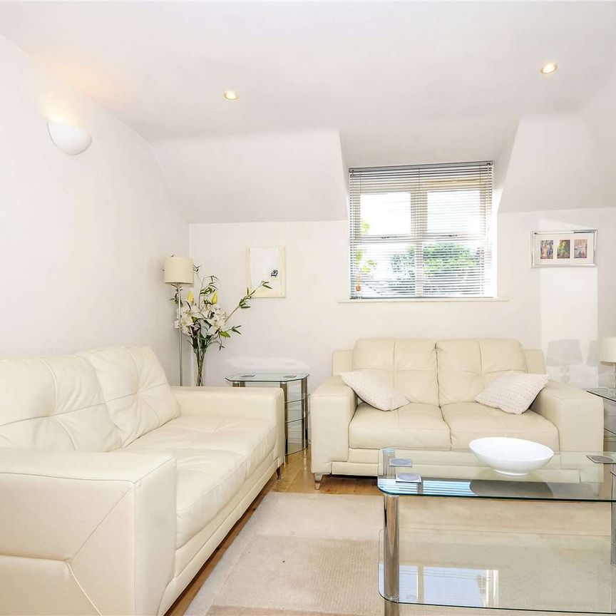 A top floor two bedroom flat just off Eton High Street with one allocated parking space. - Photo 1