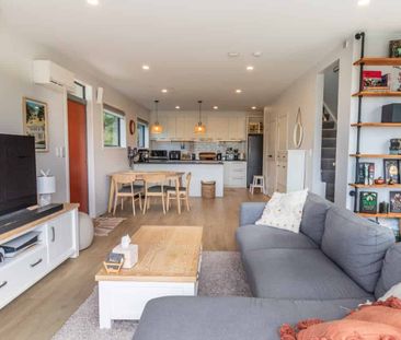 Upmarket three-bedroom home in Johnsonville - Photo 2