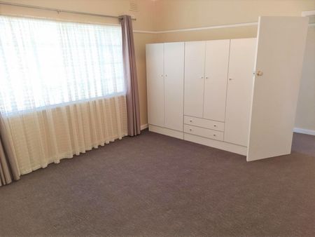 8 Hart Street, Airport West VIC 3042 - Photo 2