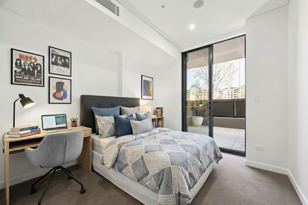 Luxurious Ground-Floor Family Living with Private Terrace & Study - Photo 4