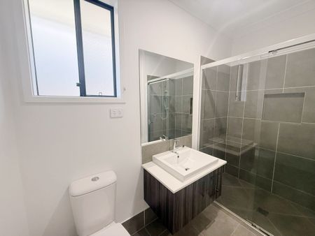 Spacious 4 Bedroom, 2 Bathroom Family Home - Photo 4