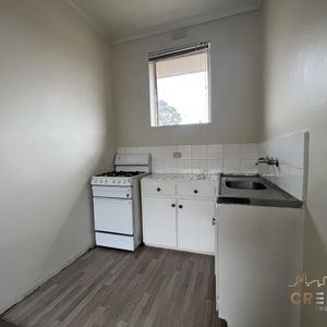 CHARMING ONE BEDROOM APARTMENT IN PRIME LOCATION - Photo 2