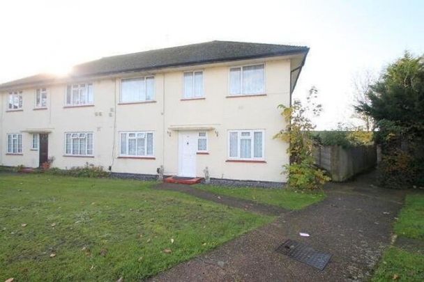 Selwood Gardens, Stanwell, Middlesex,TW19 - Photo 1