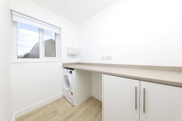 Alma Gardens, Deepcut, Camberley, Surrey, GU16 - Photo 1